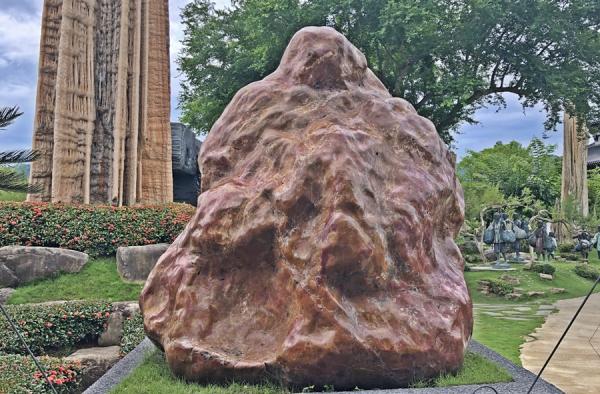 Un ancien rocher étonnant dans le jardin du temple Dazhishan Xuankong. (Image : Julia Fu / Vision Times)