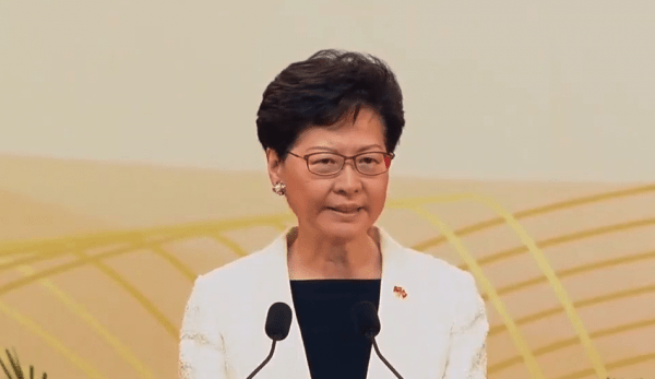 Carrie Lam n’a nulle part où déposer son salaire dû au respect des sanctions américaines par les banques de Hong Kong. (Image : Capture d’écran / YouTube)