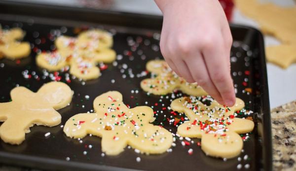 En voyant comment les personnes âgées se montrent  reconnaissantes pour ces biscuits qu’ils vous ont aidé à confectionner, les enfants seront en mesure de comprendre la nécessité d’être généreux. (Image : pixabay / CC0 1.0)