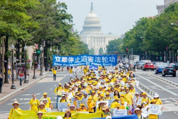 En juillet 2017, les pratiquants de Falun Gong participent à un défilé à Washington DC pour protester contre la persécution de leur pratique par le régime chinois. (Image : Mark Zou / Epoch Média Group)