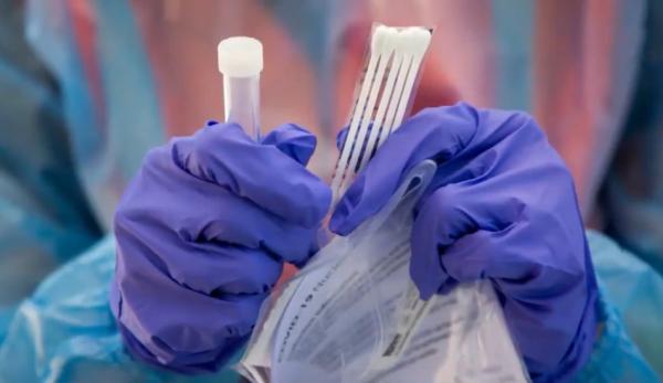 Un test PCR (réaction en chaîne par polymérase) est souvent considéré comme le plus précis pour déterminer si une personne a ou non le Covid-19. (Image: Capture d’écran / YouTube)