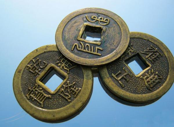 Pendant la dynastie Tang, les pièces de monnaie étaient percées d’un carré au centre. (Image : Gaby Stein / Pixabay / CC0 1.0)