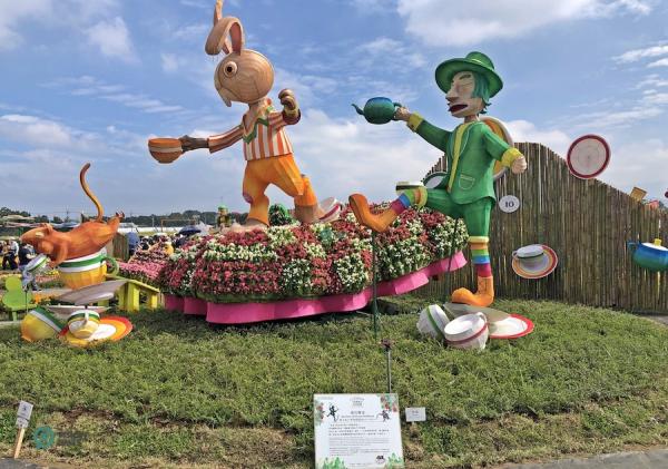 Les immenses installations florales du festival présentaient des personnages bien connus du pays des merveilles. (Image : Julia Fu / Vision Times)