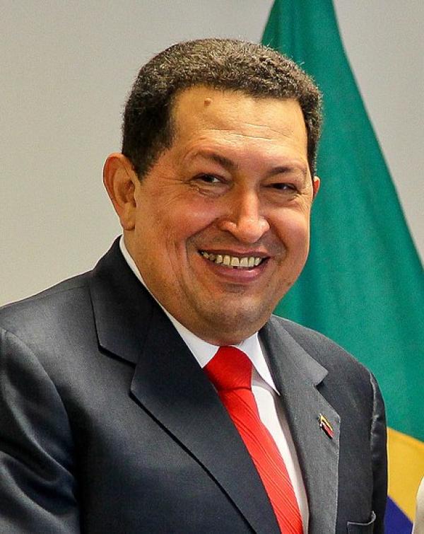 Le président vénézuélien Hugo Chavez s’exprime lors d’une conférence de presse après avoir entendu le résultat d’un référendum, à Caracas le 3 décembre 2007. Les électeurs vénézuéliens ont infligé au président Hugo Chavez sa toute première défaite électorale lors de ces élections. Lors d’un référendum, ils ont rejeté les changements constitutionnels qui auraient considérablement élargi ses pouvoirs et transformé leur pays riche en pétrole en un État socialiste. (Image : wikimedia / Dilma Rousseff / CC BY-SA