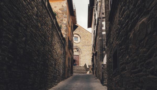 Le moine a dit à Pei Du qu’il était condamné à être un mendiant mourant de faim dans la rue. (Image : Bibi Pace / Unsplash)