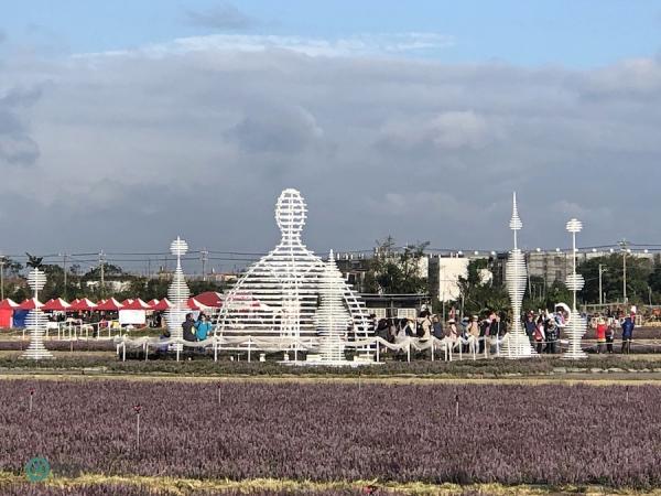 Diverses installations d'art miniatures sont exposées au festival des fleurs. (Image: Julia Fu / Vision Times)