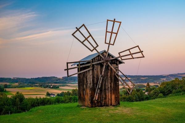 Meg et Ollie Clothier aidaient entre autres à vérifier l’état des moulins à vent dans les fermes australiennes. (Image : Pixabay / CC0 1.0)