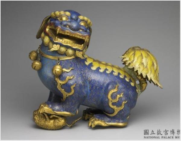 Un lion qui joue avec sa balle. (Image : Paire de lions en émail cloisonné, dynastie Qing (清, 1644-1911) / Musée National du Palais de Taiwan / @CC BY 4.0)