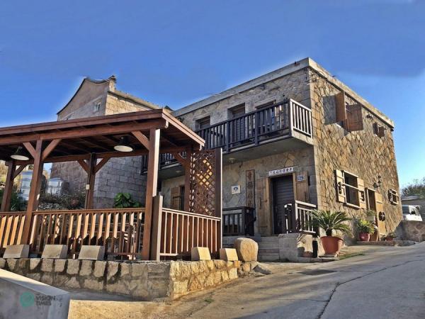 Une maison en pierre abandonnée du village de Dapu à Dongju a été transformée en une maison d’hôtes confortable. (Image : Julia Fu / Vision Times)