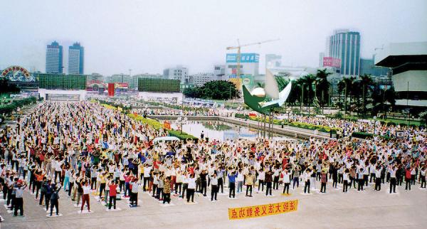 La pratique de Falun Gong à très grande échelle, comme ici à Guangzhou, était une scène quotidienne en Chine avant la persécution lancée par Jiang Zemin en 1999. (Image : wikimedia / ClearWisdom.net / CC BY-SA 3.0)