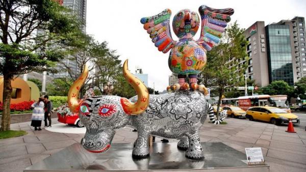 L’œuvre frappante du célèbre artiste Hung Yi, exposée devant l’immeuble du Taipei 101 (Image : Hung Yi Art Gallery)