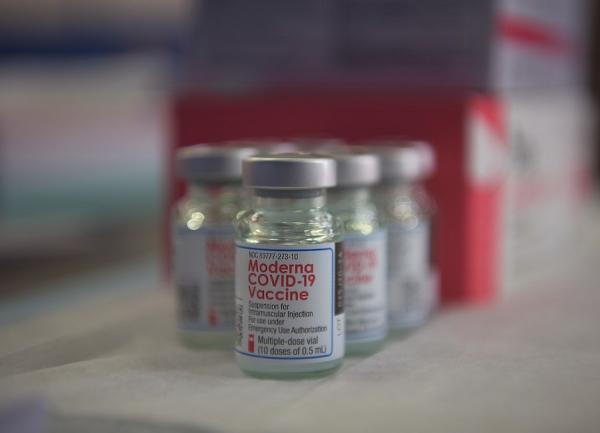 Des milliers de doses de vaccin Moderna ont été récemment détériorées lors de leur transport. (Image : wikimedia / Airman 1st Class Anna Nolte / Domaine public)