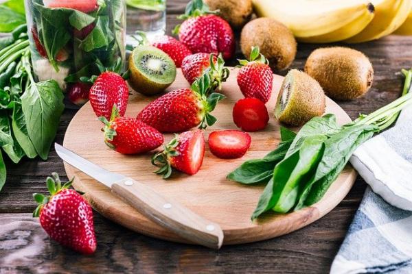 Consommer des kiwis et des fraises peut limiter le risque d’infection. (Image : Дарья Яковлева / Pixabay)