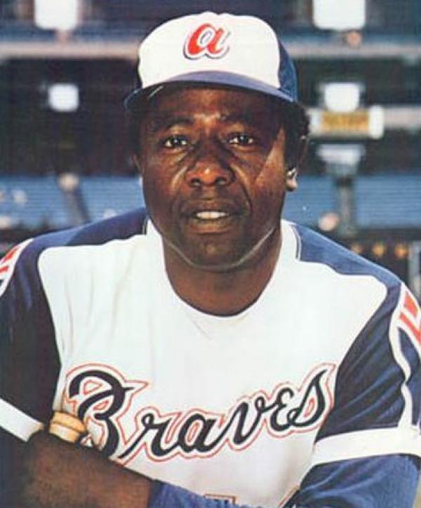 Hank Aaron, joueur de baseball et membre bien-aimé de la communauté, jouait pour les Atlanta Braves et était connu comme le roi des home-run du baseball. (Image : wikimedia / Unknown authorUnknown author / Domaine public)