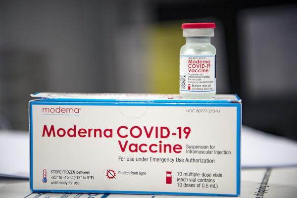 Le 5 janvier, Hank Aaron, 86 ans, a reçu le vaccin de Moderna contre le nouveau coronavirus SRAS-CoV-2, qui provoque la maladie que l'OMS (organisation mondiale de la santé), centrée sur le Parti communiste chinois, a baptisée « Coronavirus 2019 » (Covid-19). (Image : wikimedia / Senior Airman Eugene Oliver / Domaine public)