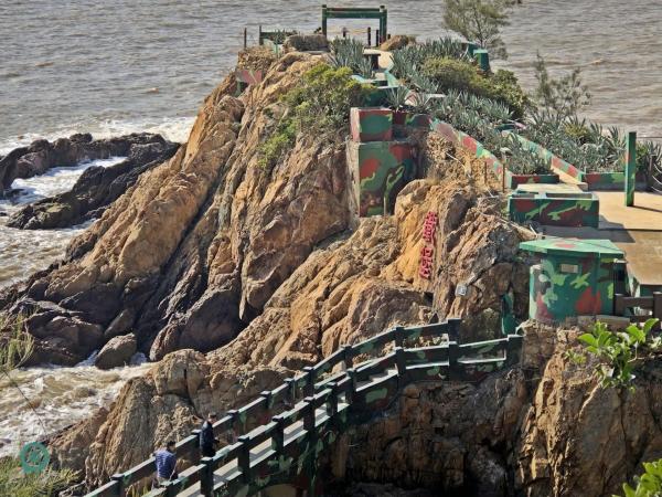 Le Fort de fer est une petite fortification qui s’avance sur le corail du côté ouest d’un village de Nangan. Le tunnel à l’intérieur abritait abritait les hommes grenouilles d’élite d’élite. (Image : Billy Shyu / Vision Times)