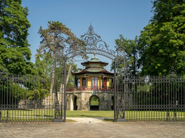 Accès au jardin du Pavillon chinois – Cette magnifique grille fut sauvée in extremis de la casse avant d’être transportée à L’Isle-Adam. Elle offre une féérie supplémentaire à ce lieu verdoyant. (Image : office de tourisme de L’Isle-Adam – photo de presse) 