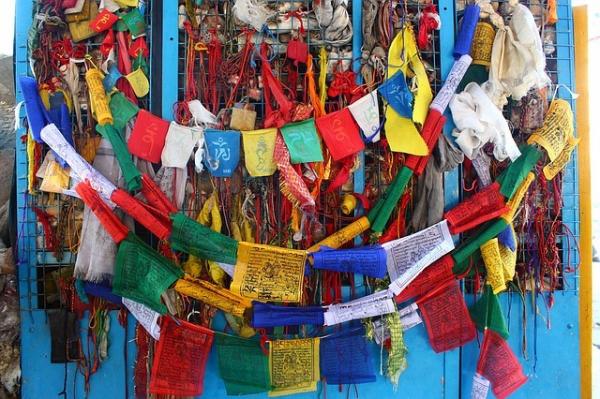 Pékin a forcé les Tibétains à détruire leurs drapeaux de prière. (Image : Jinali Parikh / Pixabay)