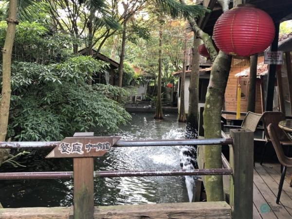 Le restaurant dispose de plusieurs salles à manger situées autour d'un étang aux canards. (Image : Billy Shyu / Vision Times)