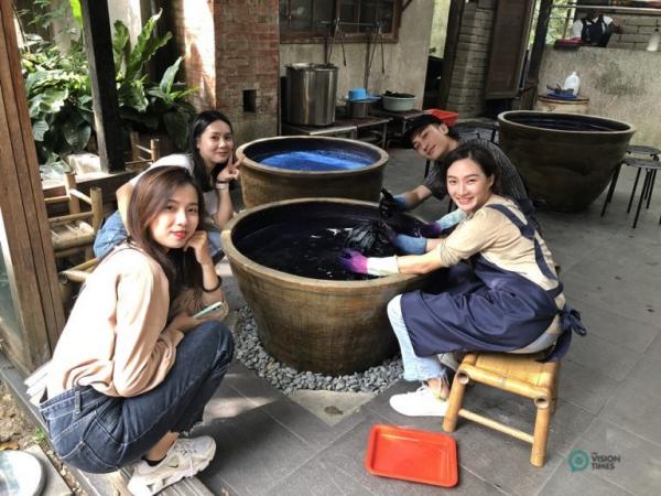 Une séance de teinture à l'indigo DIY au Zhou Ye Cottage. ( Image: Billy Shyu / Vision Times)