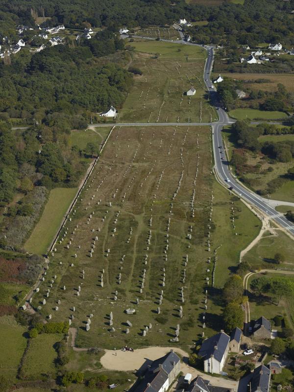 Derrière une apparente simplicité, le site géré par le centre des monuments nationaux est pourtant rempli d’énigmes. – (Image : Vue aérienne des alignements du Ménec, depuis le sud-ouest_© 4V - CMN.jpg – photo de presse – 2021)