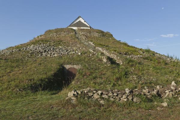 Ce remarquable tumulus serait, selon les experts, l’une des plus anciennes pyramides du monde. – (Image : Tumulus Saint-Michel, entrée de la galerie est_© Pierre Converset - CMN.jpg – photo de presse – 2021)