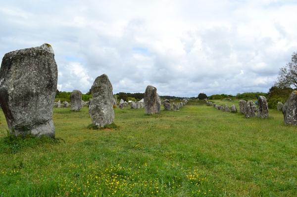 Prise de vue depuis une allée de monolithes – Alignements de Carnac. (Image : Julia Casado / Pixabay)