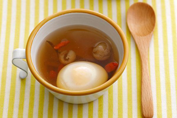 Soupe aux œufs avec des baies de goji et des fruits de logan. (Image : Epoch Média Group)