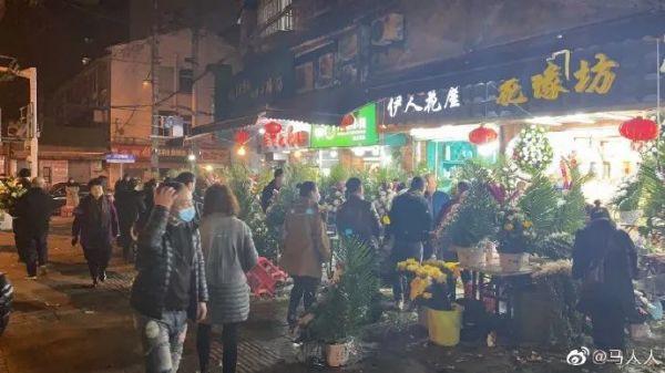 Les habitants de Wuhan font la queue pour acheter des fleurs. (Image : Capture d’écran / Weibo)