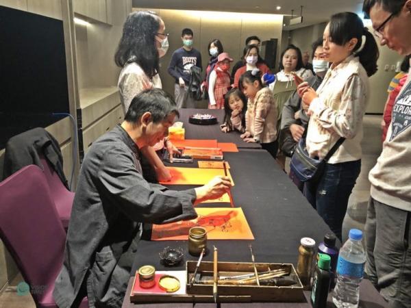 Un calligraphe réalise des affiches de décoration du Nouvel An lunaire pour les clients d’un restaurant de la ville de New Taipei, qui sont venus dîner en famille. (Image: Billy Shyu / Vision Times)