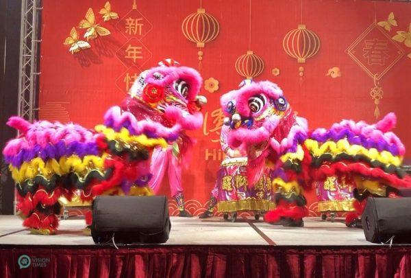 Le spectacle de la danse du lion lors d’un dîner de réunion du Nouvel An dans un restaurant chic de la ville de New Taipei. (Image: Billy Shyu / Vision Times) 