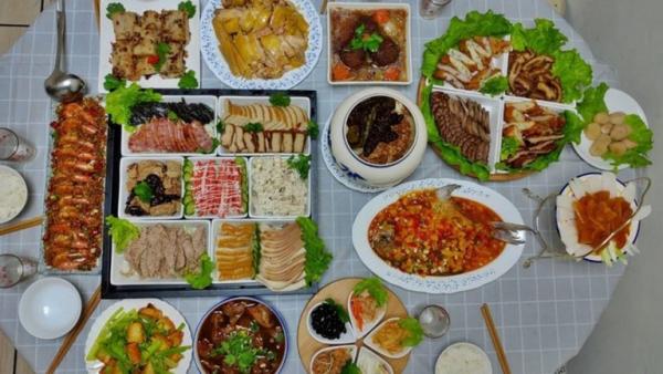 Les plats pour un dîner de réunion de famille du Nouvel An dans la ville de Taoyuan, dans le nord de Taiwan (Image: Julia Fu / Vision Times) 