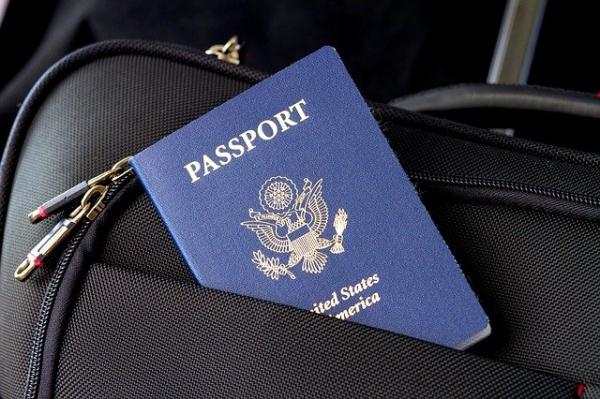 Les fausses pièces d’identité provenant de Chine incluaient de faux passeports. (Image : cytis / Pixabay)