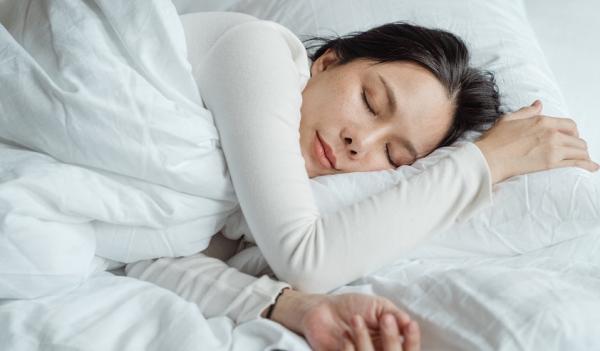 Il existe un lien direct entre l’alimentation et la qualité du sommeil. (Image : Ketut Subiyanto / Pexels)