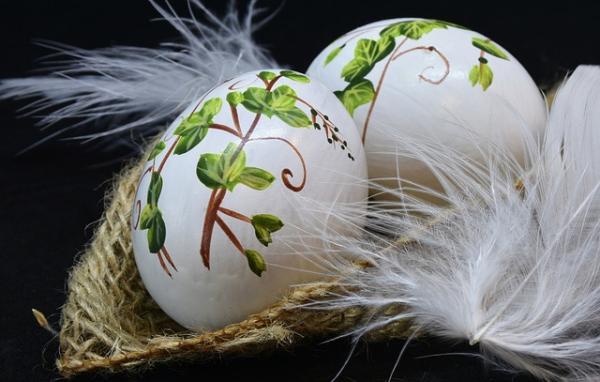 Une coquille d’œuf décorée développe la créativité et suscite l’admiration de la famille et des visiteurs. (Image : RitaE / Pixabay)