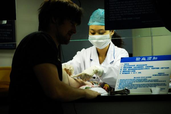 Les entreprises chinoises sont tenues de partager leurs données avec le PCC et ne bénéficient pas des mêmes protections de la vie privée qu’aux États-Unis. (Image : « Hospital » par search.com est titulaire d’une licence en vertu du CC BY-NC 2.0)