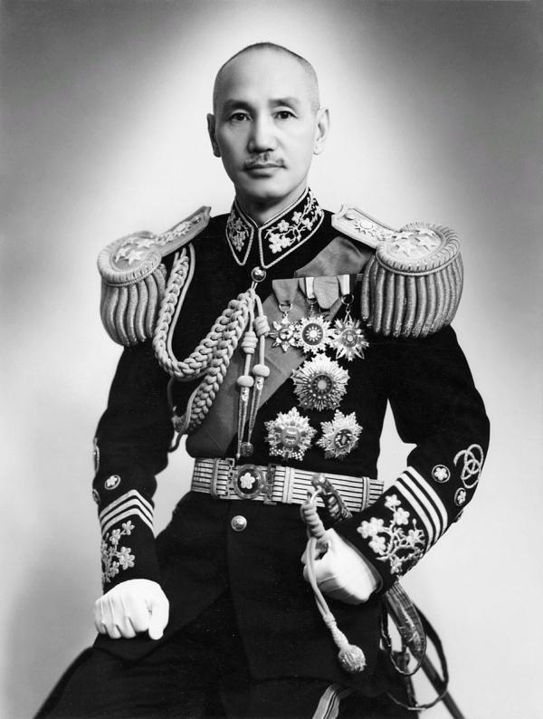 Chiang Kai-shek, l’un des représentants du Kuomintang. Plusieurs millions de troupes régulières du Kuomintang ont supporté le fardeau du champ de bataille frontal et plus de 100 généraux de haut rang sont morts, alors que l’armée du PCC a seulement renforcé ses forces sur le front arrière. (Image : wikimedia / Domaine public / CC0 1.0)