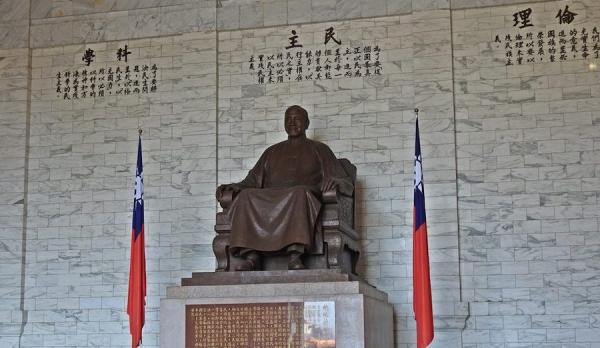 La grande statue de Chiang Kai-shek est située dans le hall principal de la salle commémorative. (Image : Billy Shyu / Vision Times)