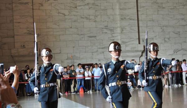 Une cérémonie consacrée à la relève de la garde a lieu dans le hall principal du Mémorial de Chiang Kai-shek. (Image : Billy Shyu / Vision Times)