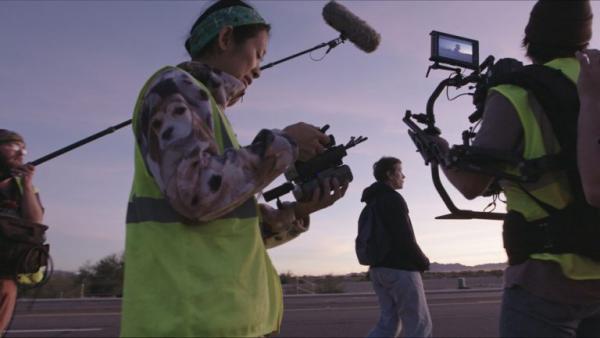 La réalisatrice Chloé Zhao sur le tournage de Nomadland. (Image : avec l’aimable autorisation de Searchlight Pictures)