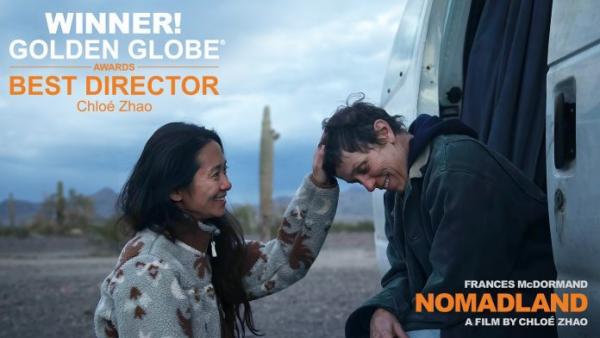 La réalisatrice Chloé Zhao et l’actrice Frances McDormand sur le tournage de « Nomadland ». (Image : avec l’aimable autorisation de Searchlight Pictures)