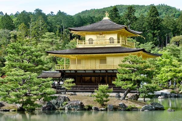 Beaucoup d’anciens temples bouddhistes et de sanctuaires shintoïstes du Japon ont été construits sans clou ni vis, par des charpentiers hautement qualifiés du nom de miyadaiku. (Image : mailtotobi / Pixabay)