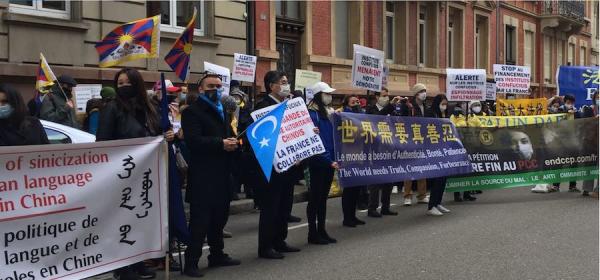 Manifestation devant l’Institut Confucius d’Alsace. (Image : Caroline Daix / VisionTimes) 