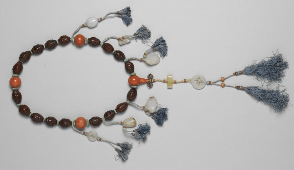 Bracelet composé de 18 noyaux d’olive sculptés. (Image : Musée National du Palais de Taïwan / @CC BY 4.0)