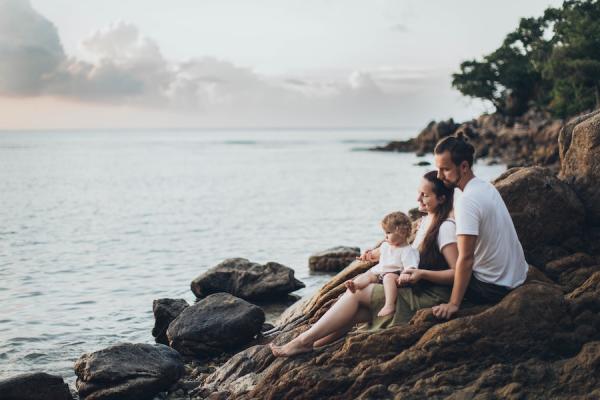 Partager des activités avec des amis, avoir des contacts physiques, pouvoir se confier, trouver du réconfort et du soutien avec sa famille ou ses amis font parties des besoins essentiels de l’être humain. (Image : Elina Sazonova / Pexels)