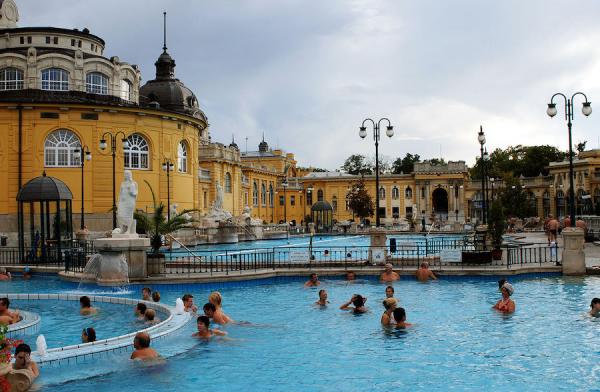 Les célèbres bains publics hongrois ont été construits autour de sources chaudes et beaucoup d’entre eux fonctionnent encore aujourd’hui en tant que stations thermales dont le public peut profiter. (Image : wikimedia / me / CC BY 3.0)