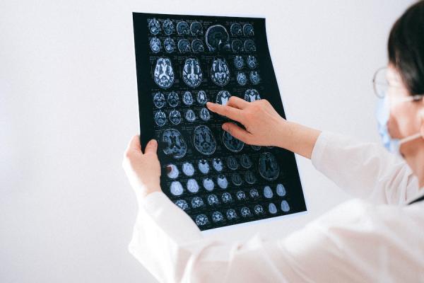 Une étude menée par L’Imperial College de Londres sur 84 000 personnes qui se sont remises de la Covid-19, a constaté que de nombreux patients souffraient de déficits cognitifs importants. (Image : Anna Shvets / Pexels)