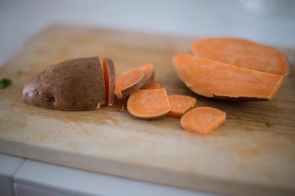 La patate douce aide à prévenir la chute des cheveux et favorise leur croissance. (Image : Ela Haney / Pexels)