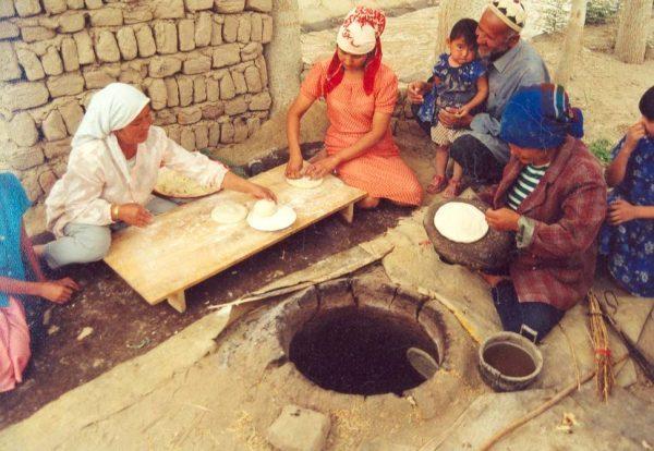 « Femmes ouïghoures faisant du pain nan ». La culture et le patrimoine de la minorité ethnique ouïghoure sont systématiquement anéantis par le Parti communiste chinois, ce qui constitue un génocide. (Image : Todenhoff / Flickr / CC BY-SA 2.0)