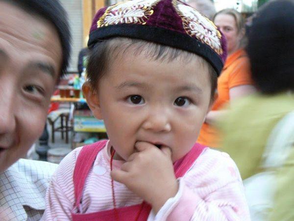 « Enfant ouïghour à Dunhuang (Chine 2006) » Les enfants ouïghours sont séparés de leurs parents pour être élevés avec une éducation et des valeurs communistes, ce qui constitue un génocide. (Image : paularps / Flickr / CC BY 2.0)